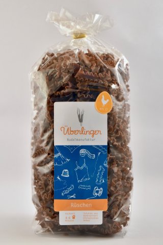 Schokonudeln mit Vanillesoße und Apfelspalten