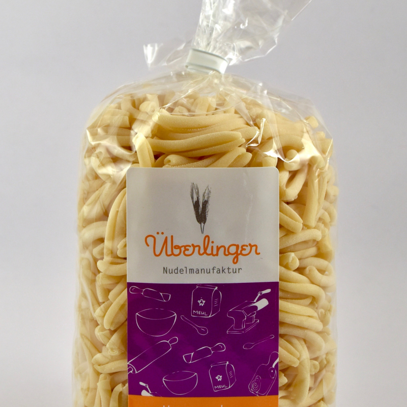 Sommerlicher Nudelsalat in der Paprika