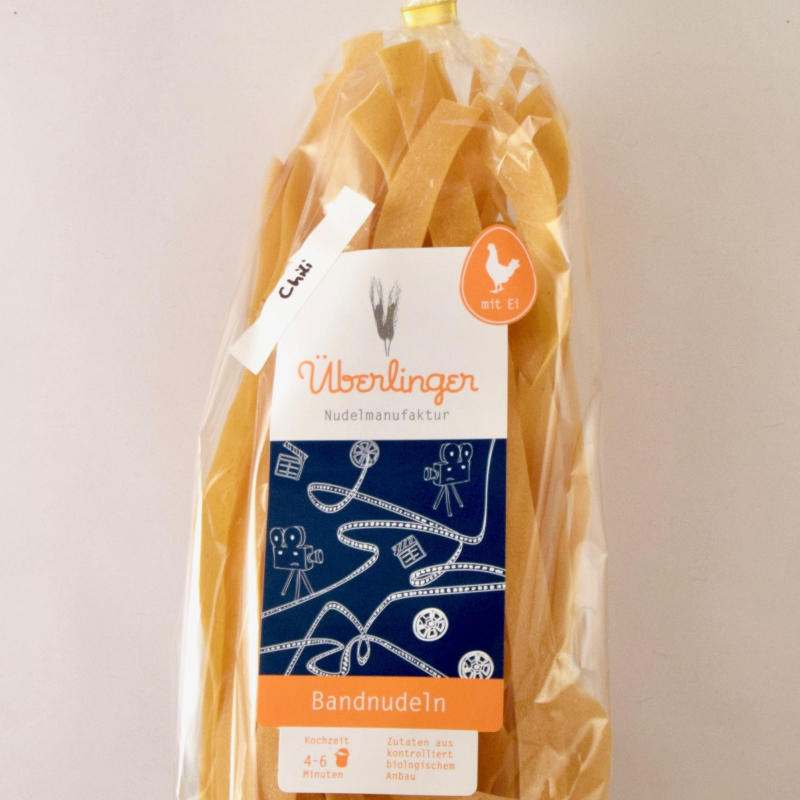 Chilibandnudeln mit Feta und Limonen