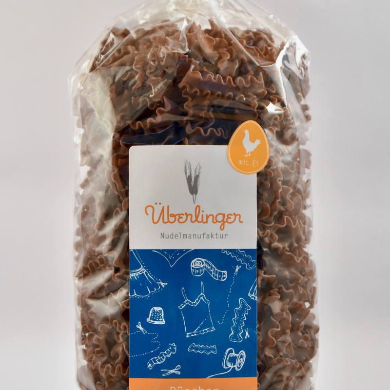 Schokonudeln mit Vanillesoße und Apfelspalten